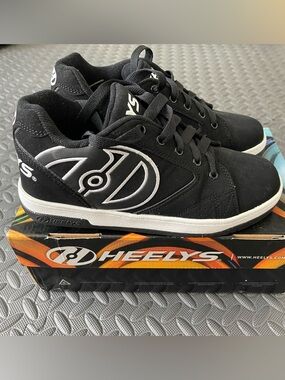 Heeleys Original skate/wheeled shoes
